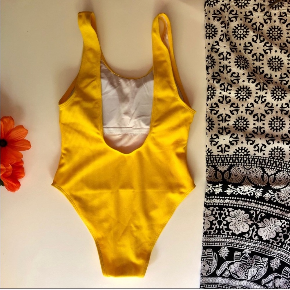 One piece - Picture 2 of 2